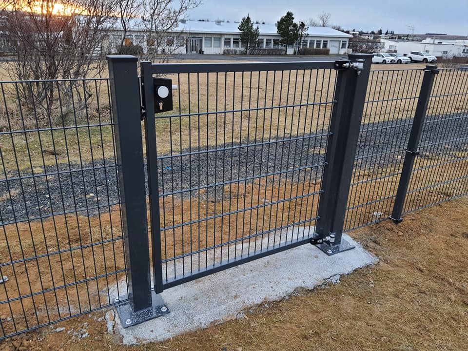 Girðing um leiksvæði